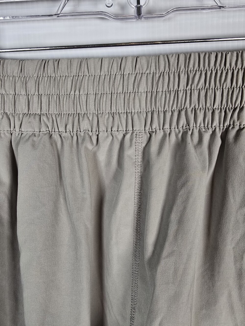NWOT Vuori Villa Coll. Elastic Waistband Wrinkle Resistant Lt. Grey Shorts SizeM - Picture 8 of 12